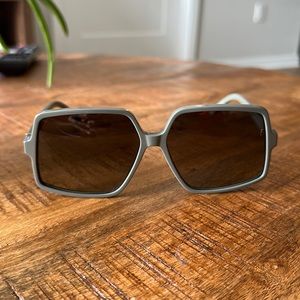 Loewe LW40061I with sunglasses case